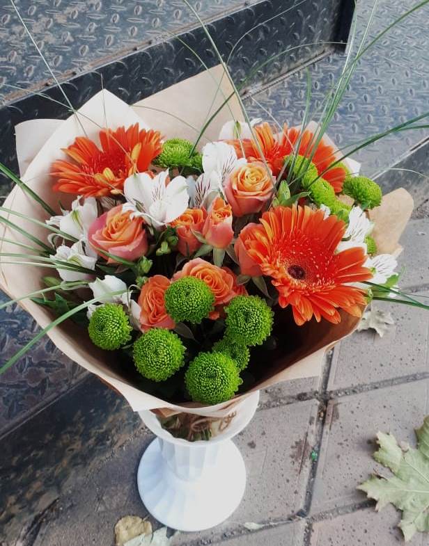 Букет цветов из: Герберы, Хризантемы, Альстромерии и Розы в Майский