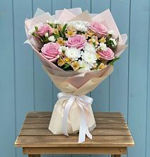 Букет цветов из:  Гвоздики, Орхидеи и Розы в Майский