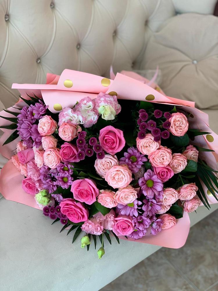 Букет цветов из: Хризантемы, Розы и Лизиантусы в Майский