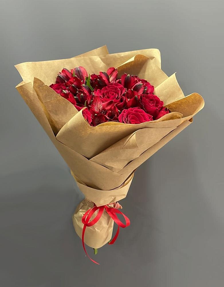 Букет цветов из: Альстромерии и Розы в Майский