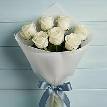 Букет 7 Белых роз Эдлесс Лав в Майский
