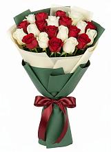 Букет Микс из красных и белых роз в Майский