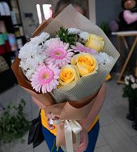 Букет цветов из:  Герберы, Розы и Хризантемы в Майский