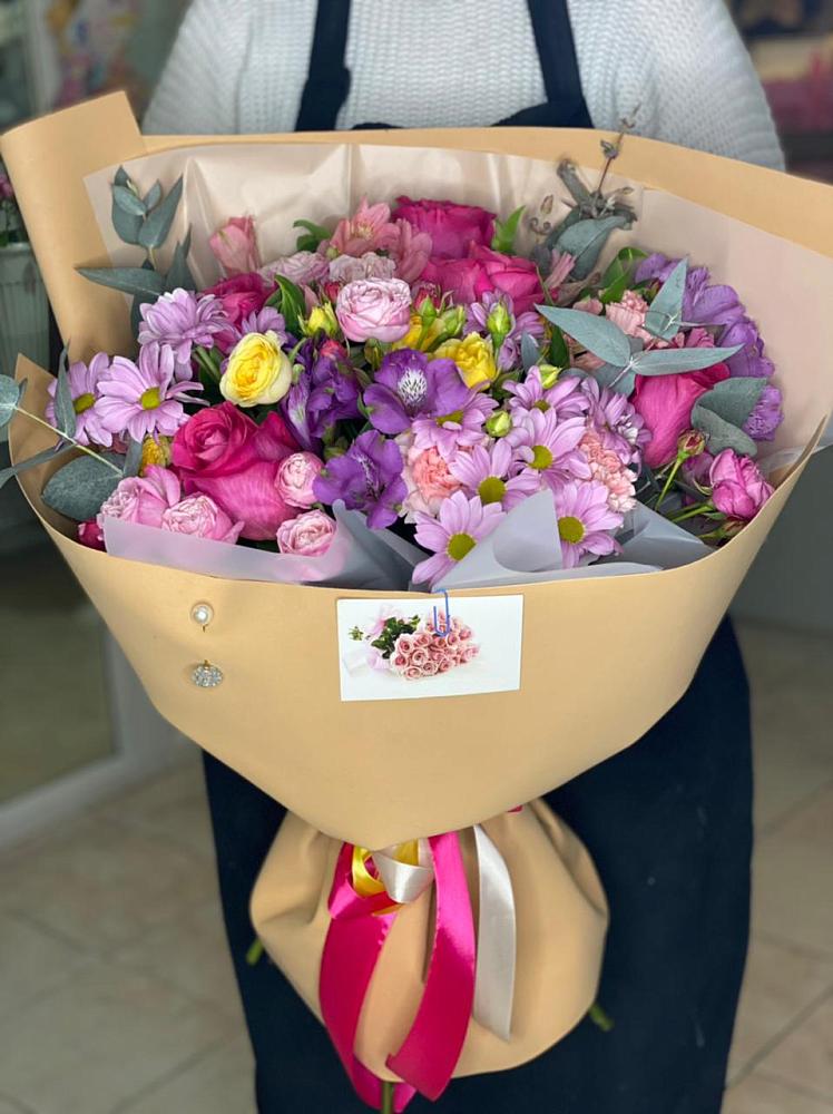 Букет цветов из: Хризантемы, Гвоздики и Альстромерии в Майский