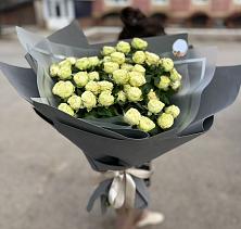 Букет Белые кустовые розы Солинеро в Майский