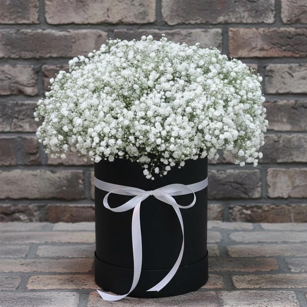 Цветочная композиция из Гипсофила в шляпной коробке в Майский