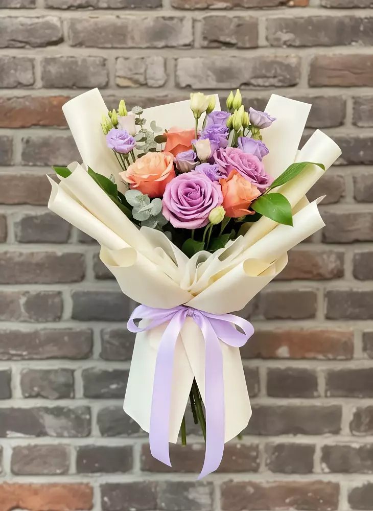 Букет цветов из: Лизиантусы и Розы в Майский