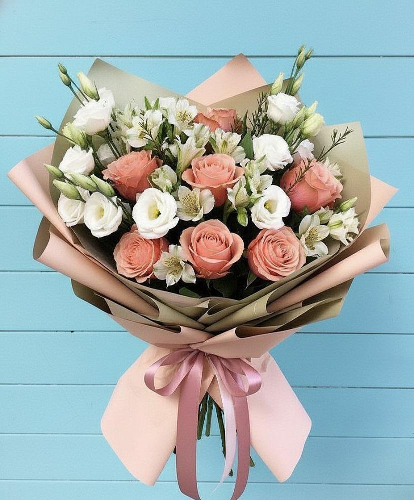 Букет цветов из: Розы, Альстромерии и Лизиантусы в Майский