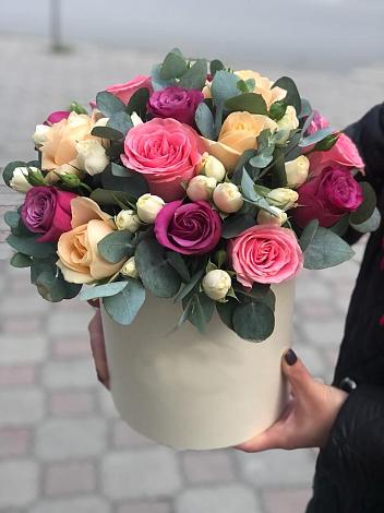 Цветочная композиция из Розы в шляпной коробке в Майский