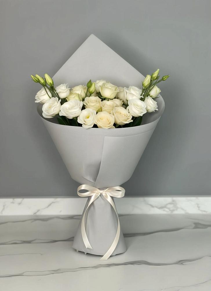 Букет цветов из: Розы и Лизиантусы в Майский