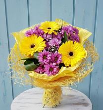 Букет цветов из:  Хризантемы и Герберы в Майский
