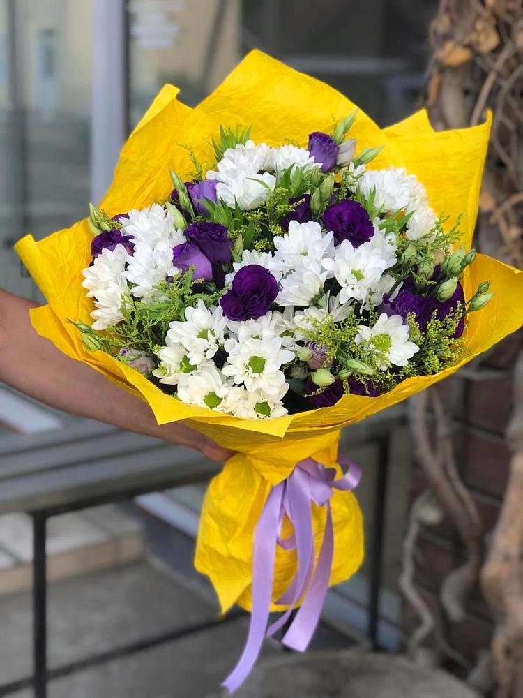 Букет цветов из: Ирисы, Хризантемы и Ромашки в Майский