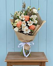 Букет цветов из:  Альстромерии, Лизиантусы, Розы и Хризантемы в Майский