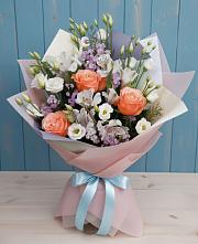 Букет цветов из:  Лизиантусы, Розы, Альстромерии и Гипсофила в Майский