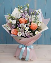 Букет цветов из:  Лизиантусы, Розы, Альстромерии и Гипсофила в Майский