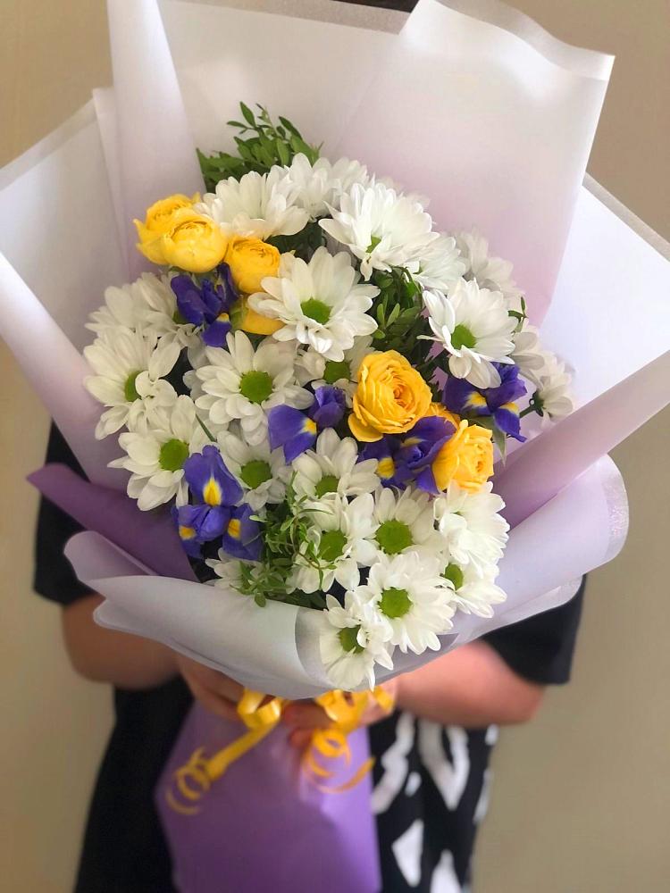 Букет цветов из: Ирисы, Хризантемы и Розы в Майский