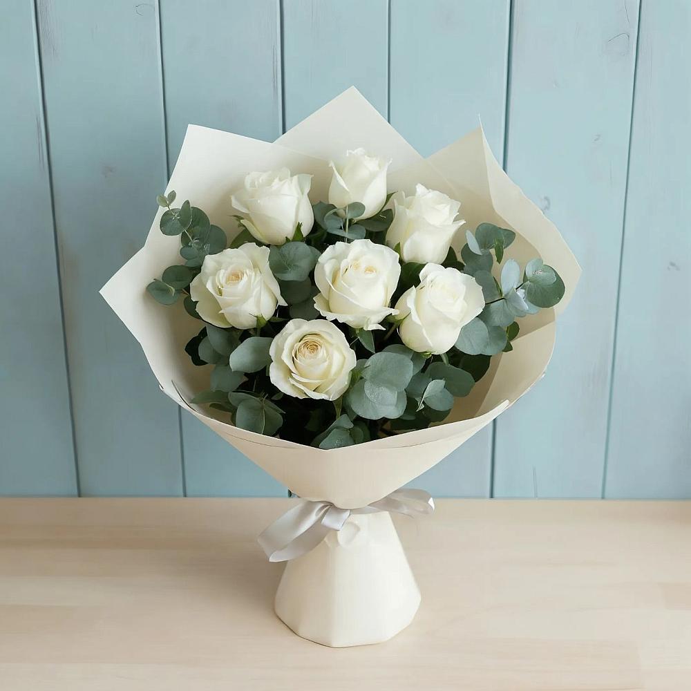 Букет Белые розы в Эвкалипте в Майский