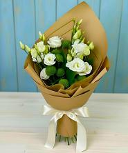 Букет цветов из:  Хризантемы и Лизиантусы в Майский