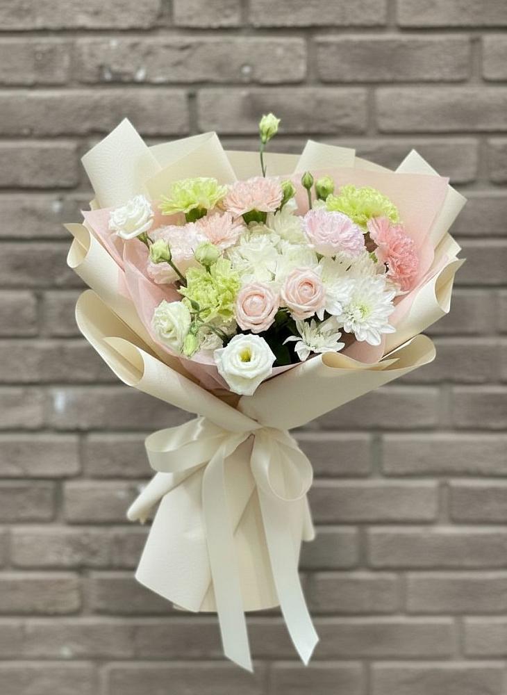 Букет цветов из: Гвоздики, Розы, Лизиантусы и Хризантемы в Майский