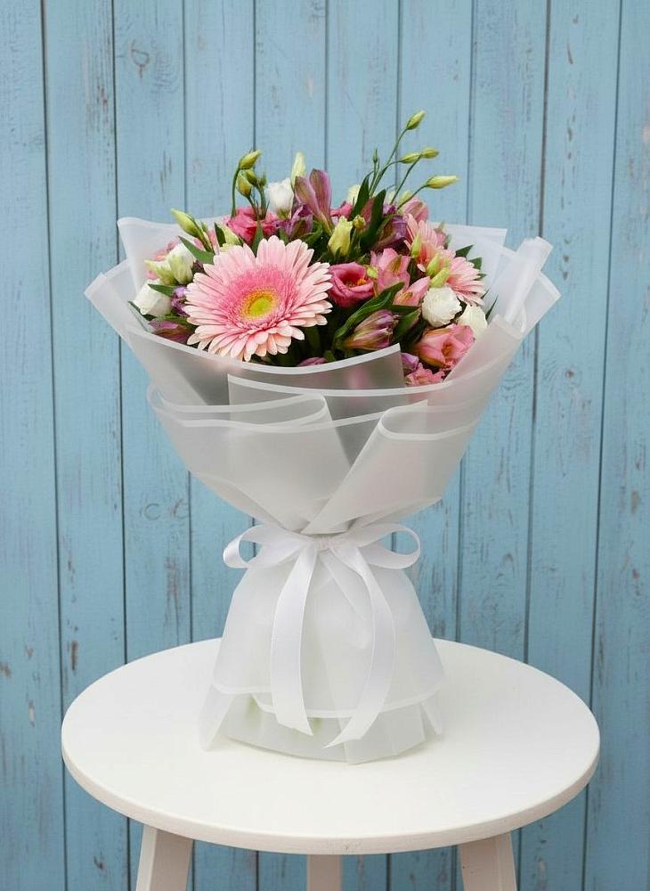 Букет цветов из: Герберы, Альстромерии и Лизиантусы в Майский