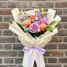 Букет цветов из:  Лизиантусы и Розы в Майский