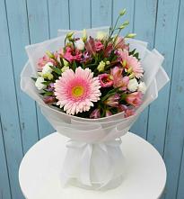 Букет цветов из:  Герберы, Альстромерии и Лизиантусы в Майский