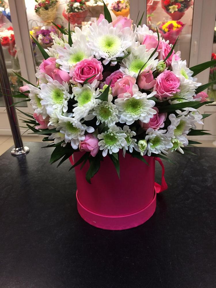 Цветочная композиция из Розы и Хризантемы в шляпной коробке в Майский