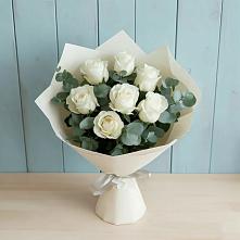 Букет Белые розы в Эвкалипте в Майский