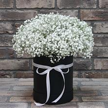 Цветочная композиция из Гипсофила в шляпной коробке в Майский