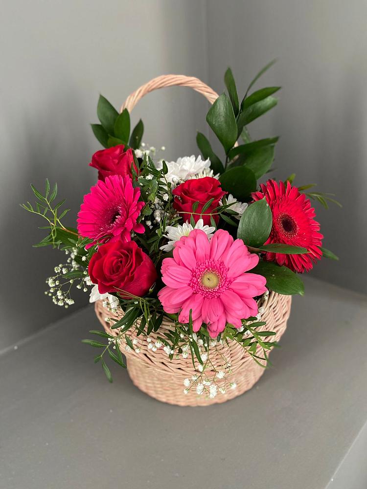 Цветочная композиция из Розы, Хризантемы и Герберы в корзине в Майский