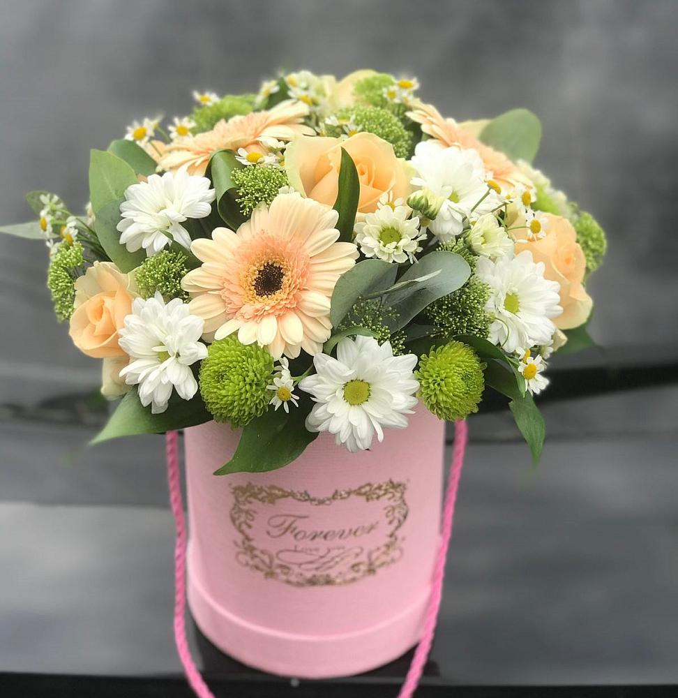 Цветочная композиция из Розы, Герберы и Хризантемы в шляпной коробке в Майский