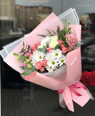Букет цветов из: Розы, Лизиантусы и Хризантемы в Майский