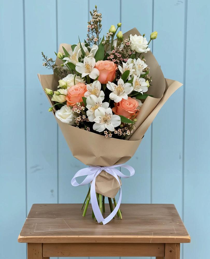 Букет цветов из: Альстромерии, Лизиантусы, Розы и Хризантемы в Майский