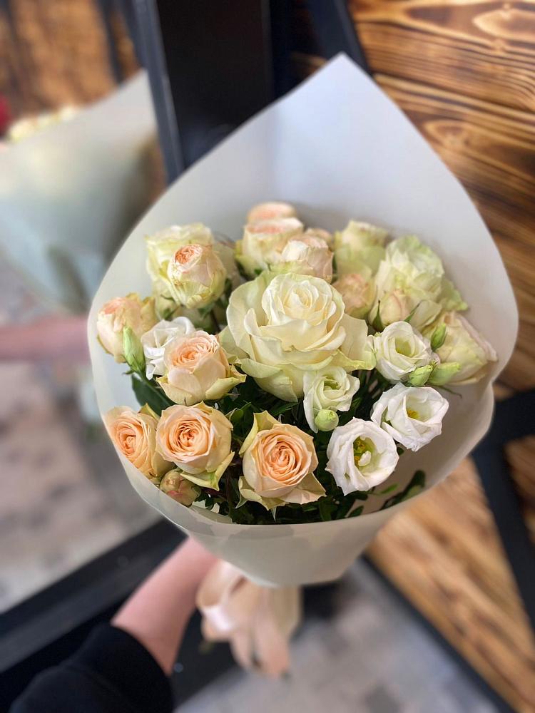 Букет цветов из: Розы и Лизиантусы в Майский